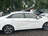 Hyundai Elantra 2024 годаfor9 400 000 тг. в Алматы – фото 3