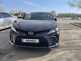 Toyota Camry 2021 года за 18 200 000 тг. в Костанай – фото 3