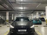 Hyundai Elantra 2023 годаfor11 800 000 тг. в Астана