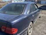 Mercedes-Benz E 200 1997 года за 1 550 000 тг. в Макинск – фото 3