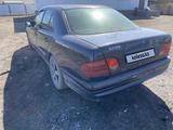 Mercedes-Benz E 200 1997 года за 1 550 000 тг. в Макинск – фото 4