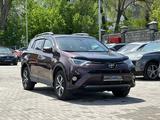 Toyota RAV4 2018 года за 11 390 000 тг. в Алматы