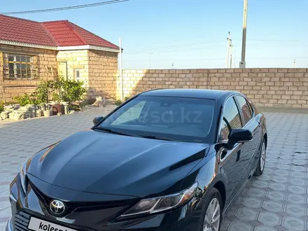 Toyota Camry 2021 года за 13 500 000 тг. в Актау – фото 2