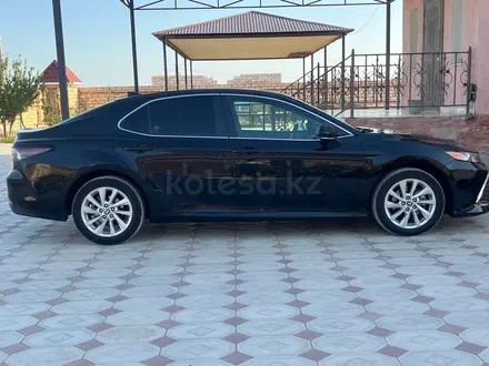 Toyota Camry 2021 года за 13 500 000 тг. в Актау – фото 3