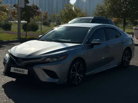 Toyota Camry 2019 года за 13 500 000 тг. в Астана – фото 2