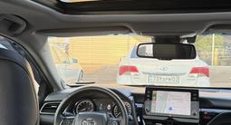 Toyota Camry 2022 года за 17 500 000 тг. в Алматы – фото 4