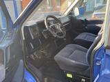 Volkswagen Caravelle 2001 года за 3 950 000 тг. в Актобе – фото 3