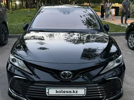 Toyota Camry 2023 года за 18 500 000 тг. в Алматы