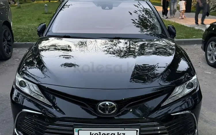 Toyota Camry 2023 года за 18 500 000 тг. в Алматы