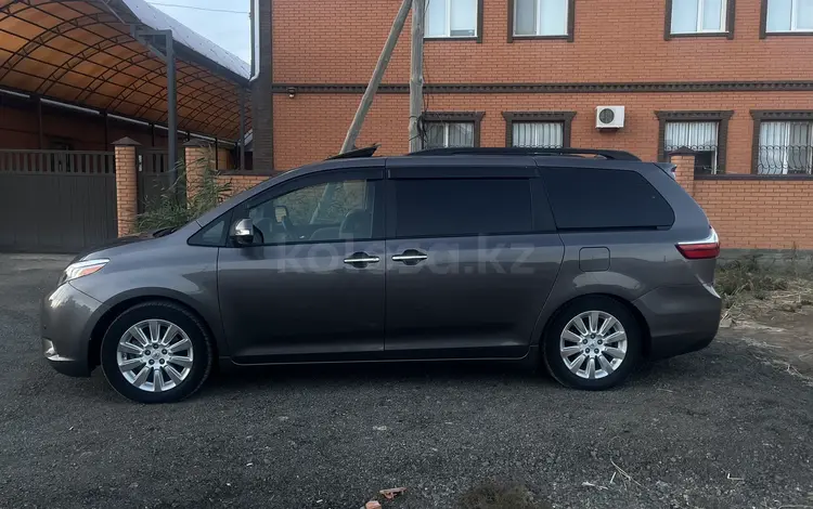 Toyota Sienna 2015 годаfor10 500 000 тг. в Атырау