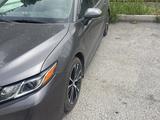 Toyota Camry 2019 года за 13 000 000 тг. в Шымкент – фото 2