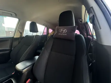 Toyota RAV4 2015 года за 9 450 000 тг. в Актобе – фото 12