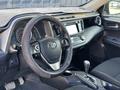 Toyota RAV4 2015 года за 9 450 000 тг. в Актобе – фото 13