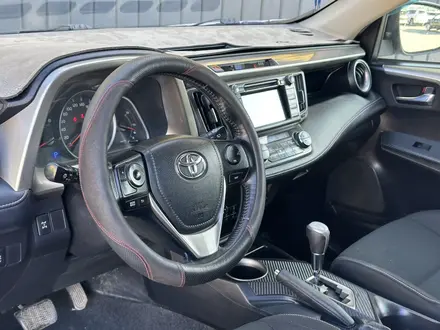 Toyota RAV4 2015 года за 9 450 000 тг. в Актобе – фото 13