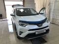 Toyota RAV4 2018 года за 13 500 000 тг. в Атырау