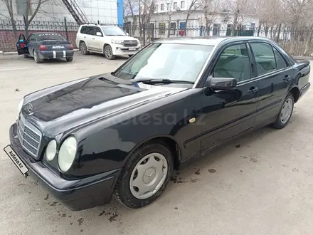 Mercedes-Benz E 200 1996 года за 2 300 000 тг. в Астана – фото 2