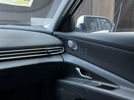 Hyundai Elantra 2025 года за 10 290 000 тг. в Актобе – фото 17