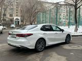 Toyota Camry 2023 года за 17 300 000 тг. в Алматы – фото 2