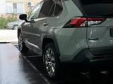 Toyota RAV4 2022 года за 15 500 000 тг. в Атырау – фото 3