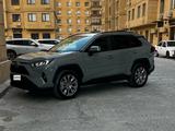 Toyota RAV4 2022 года за 15 500 000 тг. в Атырау – фото 2