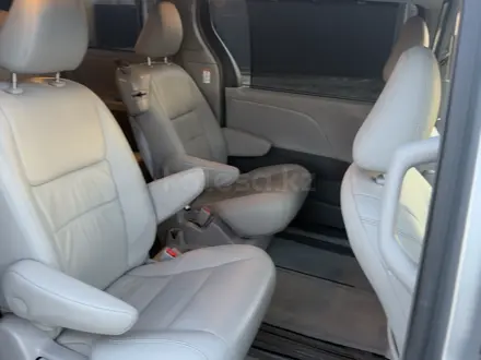 Toyota Sienna 2015 года за 9 500 000 тг. в Атырау – фото 23