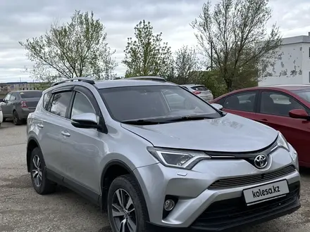 Toyota RAV4 2017 года за 11 500 000 тг. в Актобе