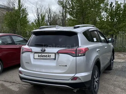 Toyota RAV4 2017 года за 11 500 000 тг. в Актобе – фото 2