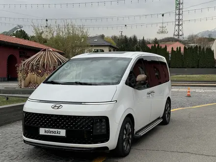 Hyundai Staria 2022 года за 17 500 000 тг. в Алматы – фото 2