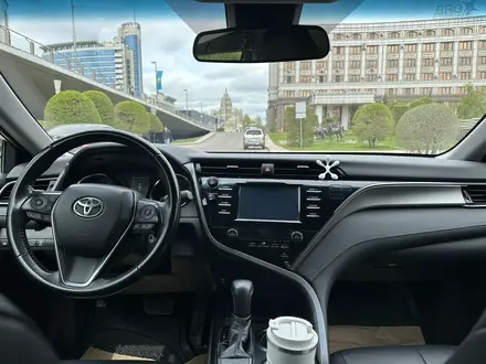 Toyota Camry 2018 года за 12 500 000 тг. в Астана – фото 15