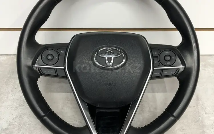 Руль на Toyota Camry 70 за 89 000 тг. в Алматы