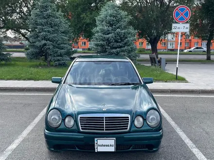Mercedes-Benz E 320 1996 года за 1 800 000 тг. в Алматы