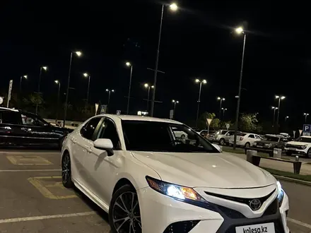 Toyota Camry 2020 года за 11 350 000 тг. в Шымкент