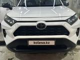 Toyota RAV4 2021 года за 13 500 000 тг. в Алматы