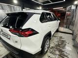 Toyota RAV4 2021 года за 14 500 000 тг. в Алматы – фото 2