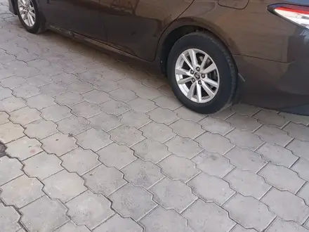 Toyota Camry 2018 года за 11 500 000 тг. в Караганда – фото 2