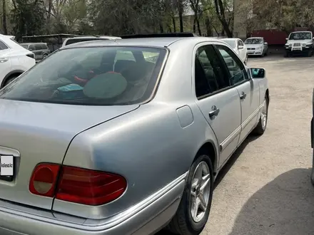 Mercedes-Benz E 230 1996 года за 1 800 000 тг. в Алматы – фото 2