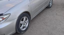 Toyota Camry 2004 года за 5 800 000 тг. в Калбатау – фото 3