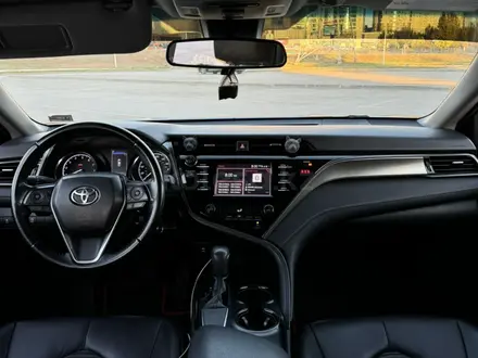 Toyota Camry 2019 года за 8 700 000 тг. в Актобе – фото 17