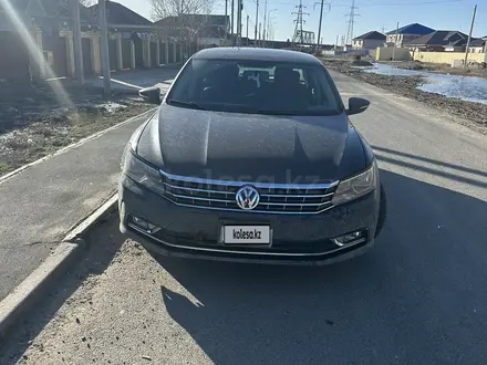 Volkswagen Passat 2016 года за 3 700 000 тг. в Атырау – фото 2