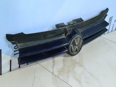 Решетка радиатора Volkswagen Golf 4 за 15 000 тг. в Тараз – фото 3