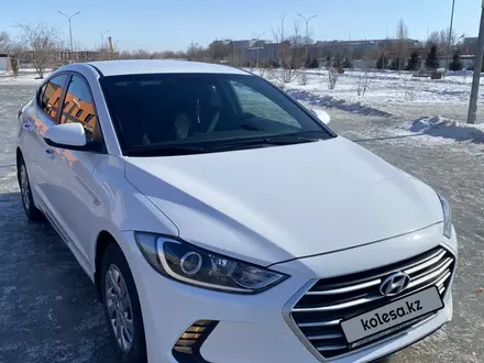 Hyundai Elantra 2018 года за 7 500 000 тг. в Уральск – фото 2