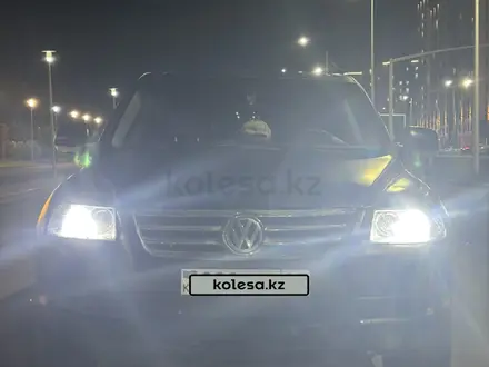 Volkswagen Touareg 2007 года за 4 500 000 тг. в Астана – фото 2