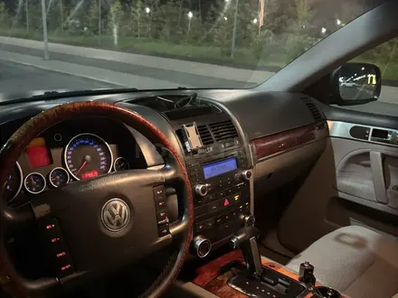Volkswagen Touareg 2007 года за 4 500 000 тг. в Астана – фото 12