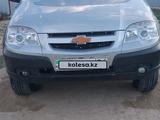 Chevrolet Niva 2014 годаfor4 500 000 тг. в Атырау – фото 2