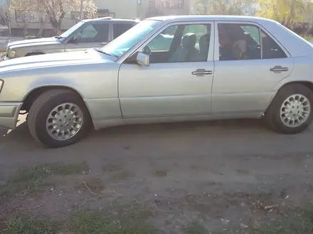 Mercedes-Benz E 280 1994 года за 2 560 000 тг. в Экибастуз – фото 4