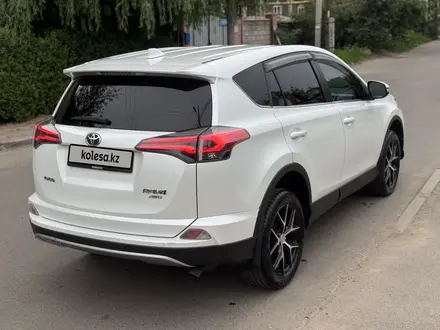 Toyota RAV4 2018 года за 11 500 000 тг. в Алматы – фото 2