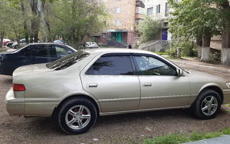 Toyota Camry 2001 годаүшін3 300 000 тг. в Караганда