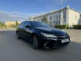 Toyota Camry 2015 года за 7 960 000 тг. в Уральск – фото 2