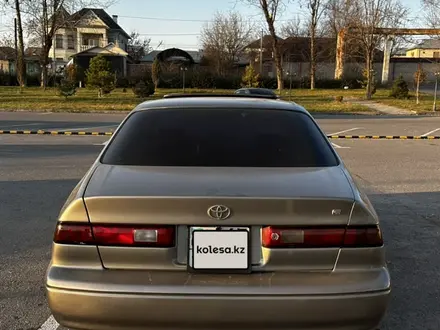 Toyota Camry 1998 года за 3 200 000 тг. в Шымкент – фото 2