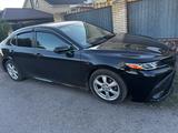 Toyota Camry 2018 года за 11 200 000 тг. в Караганда